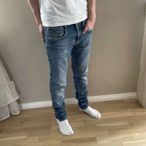 Replay anbass hyperflex  - Replay anbass || strl 31/34, men passar 30/34! || skick 9/10 || modellen är 176 cm lång och väger ca 60kg || hör av er vid funderingar || mvh LuxuryTrends 🙌🤝