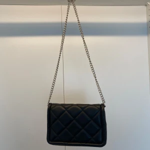 Väska  - Svart väska med silver kedja. Super fint skick