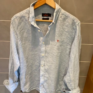 Linneskjorta från Morris - Skitsnygg ljusblå linneskjorta från Morris | Perfekt nu inför de varmare dagarna | Nypris 1500kr | Skick 10/10 | mvh Edvin