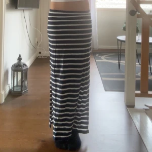 Låg midjad lång kjol  - Jättefin lång kjol med slits på båda sidorna