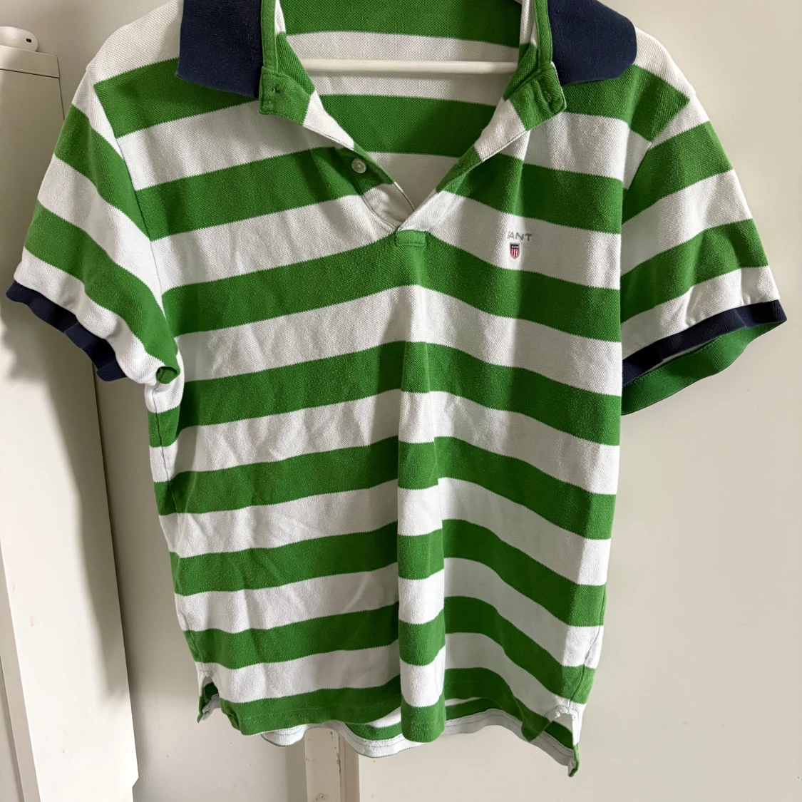 Grön och vit randig pikétröja från GANT