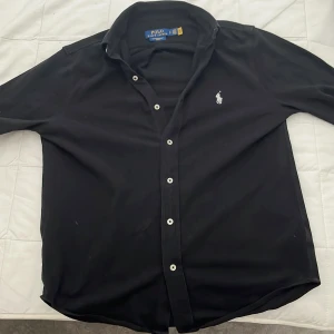  Ralph Lauren skjorta - Säljer en stilren svart  skjorta från Ralph Lauren , bra skick