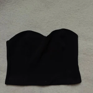 Svart topp  - Söt svart topp perfekt till sommar eller fest 🥰