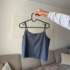 Mörkgrå linnetopp/träningstopp - Nyckick med prislapp.