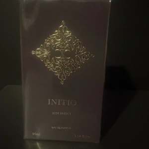 Initio Side Effect Eau de Parfum  - Exklusiv parfym från Initio, Side Effect, i en elegant flaska på 90 ml. Doften är en Eau de Parfum, vilket ger en långvarig och intensiv upplevelse. Perfekt för den som söker en unik och sofistikerad doft. Den är helt ny, inte ens plaster är av! Skriv vid frågor. Kvitto finns tyvärr inte men du kan se undersidan av förpackningen på bilden.