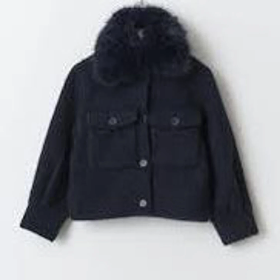 Svart jacka med pälsdetalj