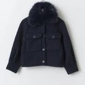 Svart jacka med pälsdetalj - Snygg mörkblå jacka ifrån Gina i 170 men som xs/s med en fluffig pälsdetalj vid kragen. Jackan har långa ärmar och knappar framtill. Den är slutsåld och finns inte att köpa längre!