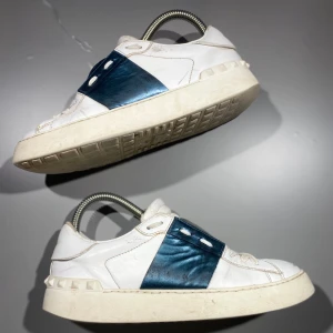 Valentino Open Skor - Hej! Säljer nu mina skor från märket Valentino, storlek 36, använt skick insulorna saknas. Givetvis äkta, Tveka inte på att höra av dig om du har frågor eller funderingar kring skorna!