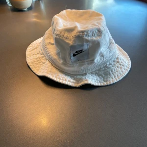 Nike solhatt - Säljer nu denna riktigt snygga Nike solhatten, bara höra av dig vid minsta fråga eller fundering🤩 pris kan absolut diskuteras 