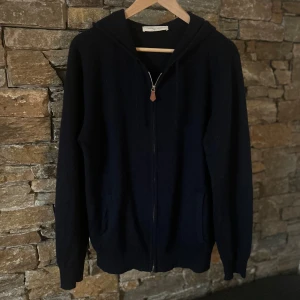 Kashmir zip hoodie mörkblå - Säljer nu denna feta mörkblåa Kashmir zip hoodie i storlek M. Öppen för prisförslag. Var inte rädd att ställa frågor 😁