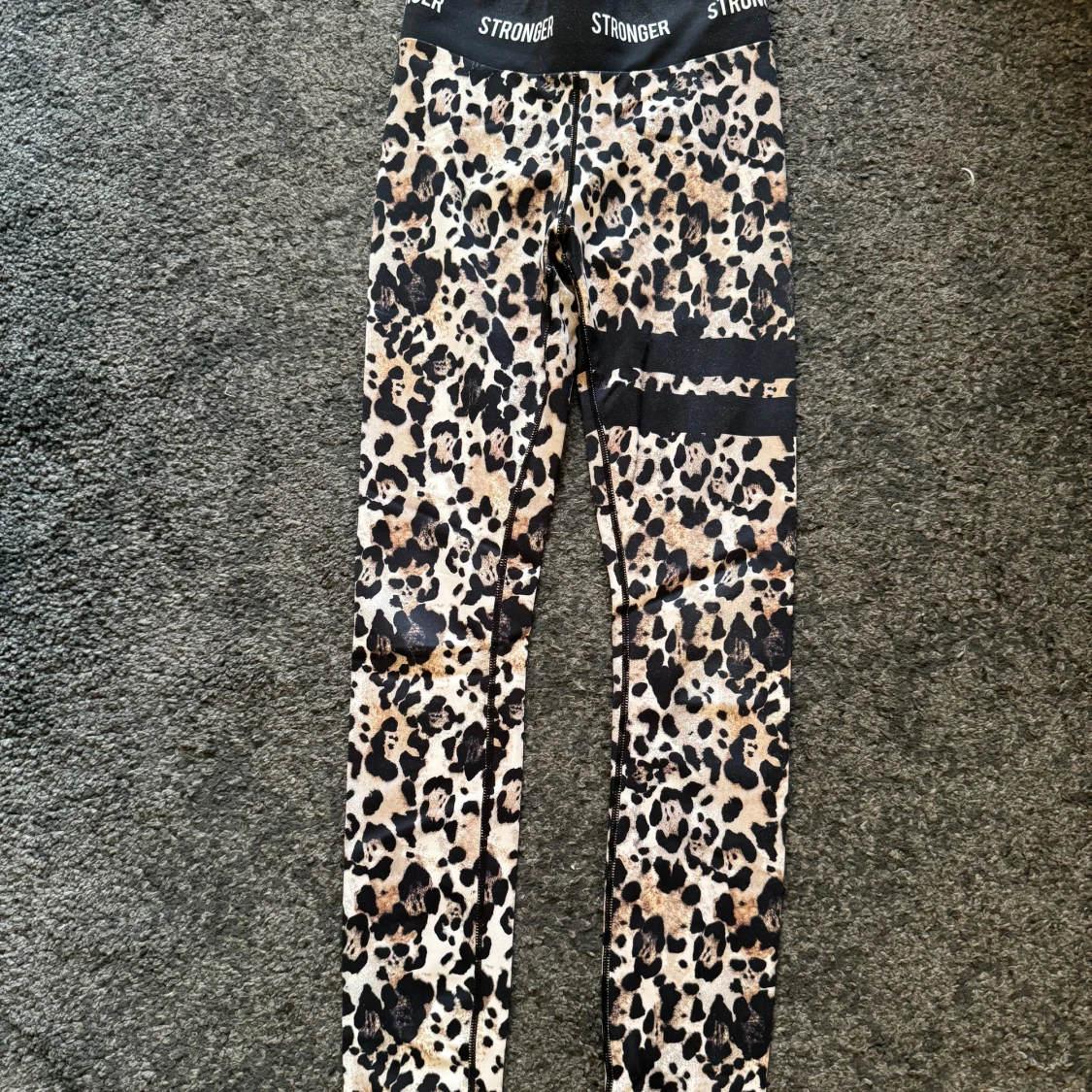 Leopardmönstrade tights från Stronger