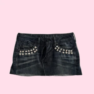 Svart jeanskjol från G-Star - Cool svart mini jeanskjol från G-Star med nitar på framsidan. 