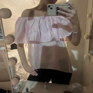Rosa topp - Säljer en söt rosa offshoulder blus från Copenhagen Muse. Blusen har luftig passform💓Aldrig använd! Nypris:699💓man kan ha den både off shoulder och på snedden som man ser på andra bilden