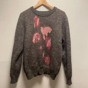 Stickad tröja från Our Legacy - Säljer min otroligt snygga tröja från Our Legacy i perfekt skick. Säljer pga den inte kommer till användning. 