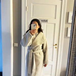 Kappa Gina tricot  - Super mysig kappa ifrån gina tricot som inte kommer till någon större användning längre. Den har inga skador eller fläckar och det syns knappt att den är använd.💕 skriv för fler bilder eller vid frågor❤️