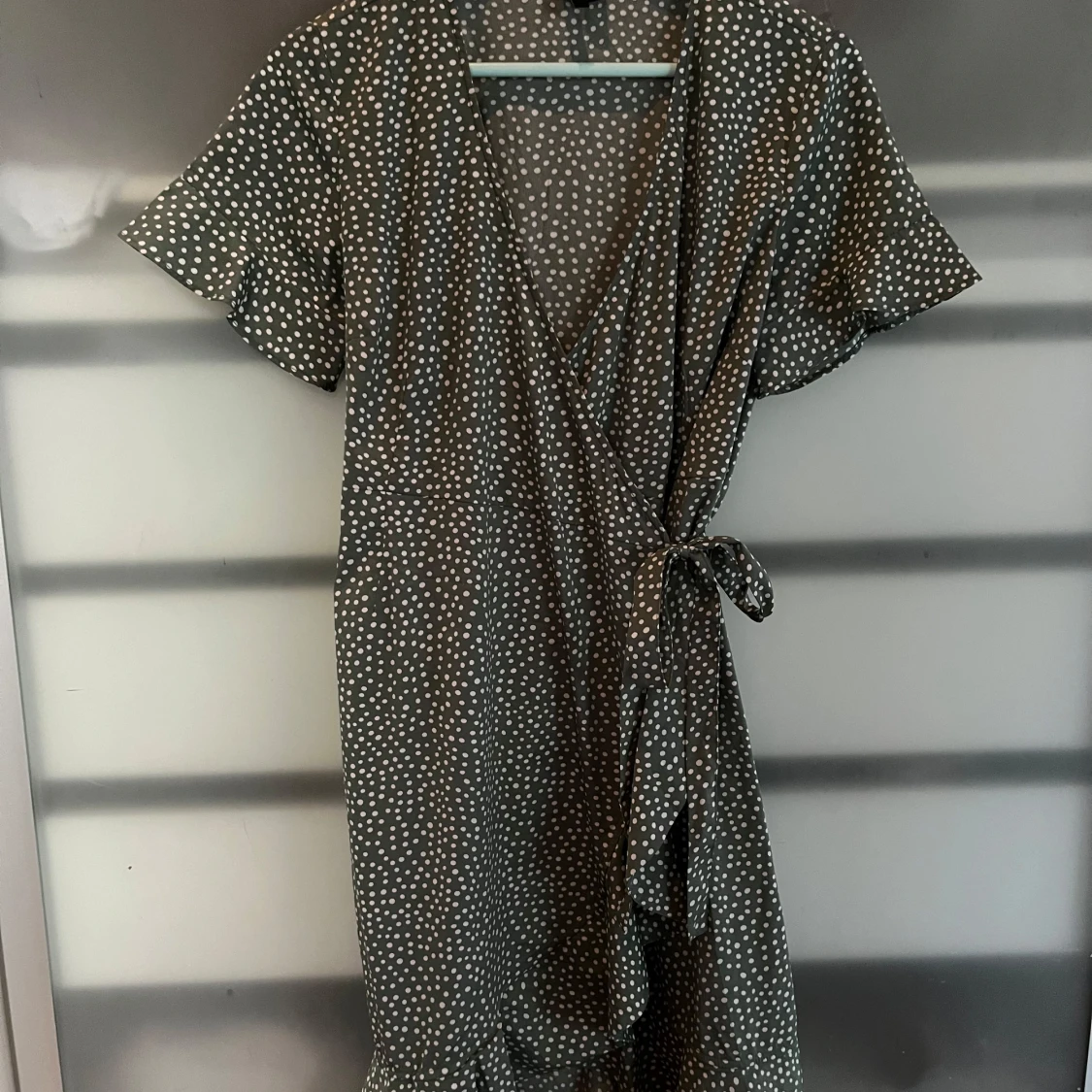 Grön prickig klänning