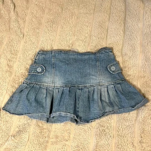 Jeanskjol  - Midjemått: 37cm 💖 storlekslappen är borta 