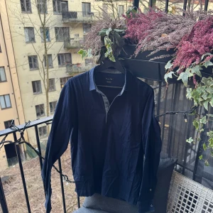 Mörkblå pikétröja från Massimo Dutti - klaga på små tecken på användning men i nyskick i helhet, nypris på 899kr i butik så passa på! Kolla måtten nedan!   Köp gärna i bundles för att underlätta i frakt och på detta vis blir jag mer flexibel i pris! Våga buda! 🚚🤝