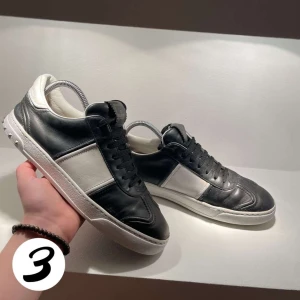 Valentino flycrew  - Tja! Säljer dessa tvär feta valentino flycrews! Dem är i riktigt bra skick och Alla nitar är kvar förutom två.💯Nypris: 7000kr❌Vårt pris: 2899✅storlek 41 men sitter som 42.👑Whiteningcream har används lite på skorna! Enbart skorna ingår!🙌Hör av er vid frågor eller intresse!/3Wardrobe📌📍