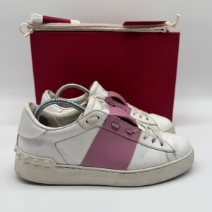 VALENTINO OPEN SNEAKERS  - Valentino open sneakers - Skick: 9/10 - Storlek 37 - Tillbehör: Box & Dustbag & Kort & Extra snören - Nypris 7700kr - deluxecloset  