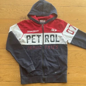 Unik Vintage Hoodie - 9.2/10 skick riktigt fräsch och sjysst vintage tröja som liknar den populära ”Geo Norway” tröjan som är Perfekt till Vintern. Storlek M passar kanske S Fraktar inom 24 timmar 