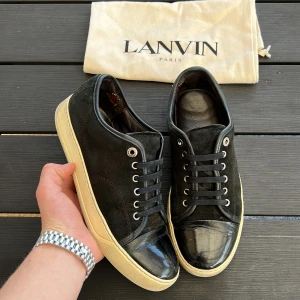 Lanvin - Säljer dessa sjukt feta lanvin cap toe ! Size 41. Skick 8/10. Defekter? Slitage i båda hälarna. Vad ingår? Dustbag! Hör av dig vid minsta fundering🤩
