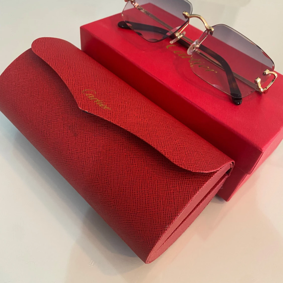 Solglasögon med gulddetaljer - 1