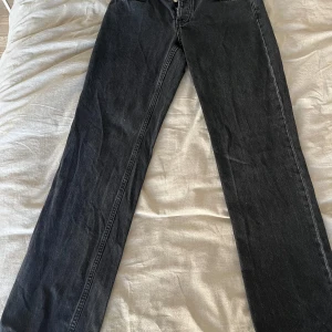 Svarta jeans från 157 - Snygga svarta jeans från 157. Modell ”icon”. De har en rak passform.