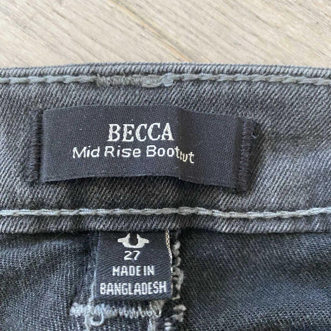 Grå bootcut jeans från true religon  - 1