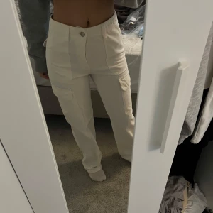 Vita cargobyxor - Aldrig använda prislapp kvar