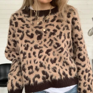 Beige och brun leopardmönstrad tröja - Säljer en mysig och trendig tröja med leopardmönster i beige och brunt. Tröjan har en normal passform och långa ärmar❤️Nästan aldrig använd då jag bara använt den 3 gånger. Pris kan diskuteras!