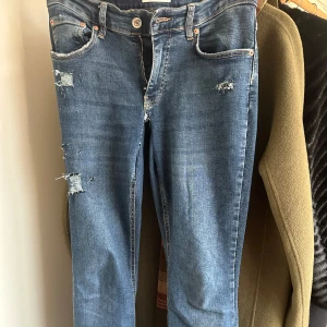 Low waist bootcut jeans med slitningar - Supersnygga low waist bootcut jeans med slitningar! Skriv privat för mått😊