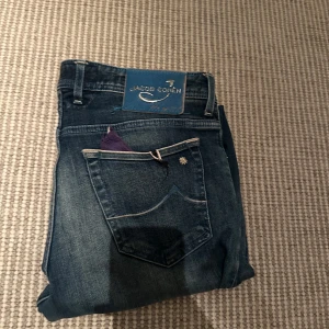 Jacob cohen limited edition 688 slim fit jeans - Tja, säljer nu dessa as feta Jacob cohen limited edition 688 slim fit jeans! Jeansen är i ett väldigt bra skick helt utan defekter eller andra tecken på användning, min bedömning 9.5/10. Jeansen är i en fin mellanblå färg som är perfekta nu till våren! Nypriset på dessa ligger på runt 5-6 tusen! Storleken är 33 men skriv vid frågor eller funderingar!  Pris kan diskuteras!!!!