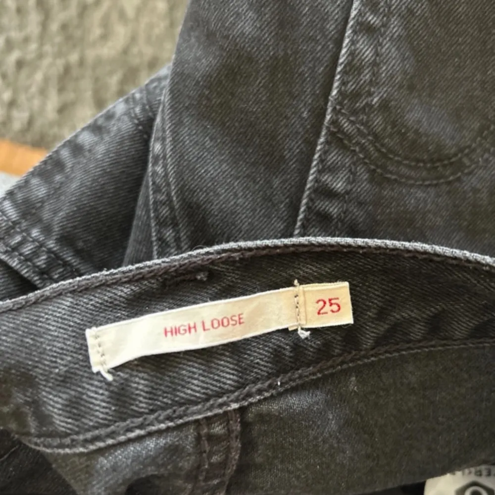 Snygga svarta jeans från Levi's med högmidja, aldrig använda!. Farkut & Housut.