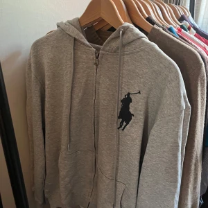 Ralph Lauren zip - Säljer min vintage Ralph lauren zip pågrund av att den är för stor.