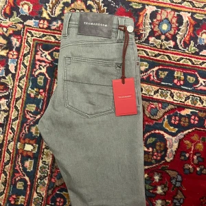 Tramarossa jeans - Tjena, säljer nu ett par feta tramarossa jeans som med feta detaljer. Jeansen är handgjorda i Italien och har sjukt go passform