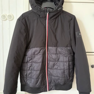  Tommy Hilfiger jacka - Snygg svart jacka från Tommy Hilfiger. Medelfodrad och vindtålig. Superfint skick då den inte kommit till så mycket användning. Storlek Herr M. Nypris 2700kr.
