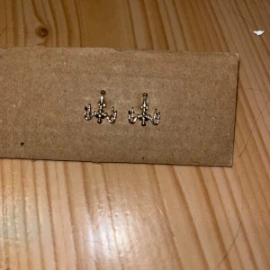 Korvakorut - Ihanat hopeat kattokruunu korvakorut. Desinfioitu ja puhdistettu käytön jälkeen. Kissatalous MMM, lisätietoja saa kysymällä Katsothan myös muut ilmoitukseni Mikäli hinta ei miellytä tarjoa rohkeasti