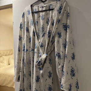 Somrig midiklänning  - Somrig midiklänning från NA-KD, använd fåtal gånger 💕