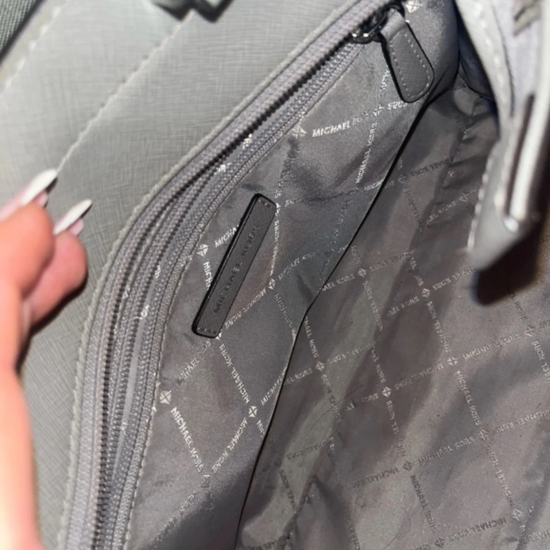 Grå handväska från Michael Kors - 2