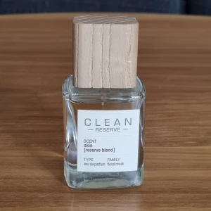 Clean Reserve "Skin" - Clean Reserve Skin – en mjuk och varm doft med inslag av vanilj, muskot och sandelträ. Testad 1–2 gånger, i mycket bra skick. Perfekt för dig som älskar eleganta och subtila dofter! Köpt för 500kr.   