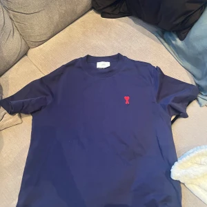 Ami T-shirt  - Knappt använd i riktigt bra skick storlek L, kostar typ 1500 ny 