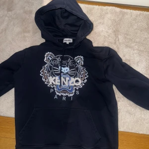 Kenzo hoodie - Tja säljer nu min riktigt feta kenzo hoodie då den inte kommer till användning! Storlek M men passar S mig som är 172