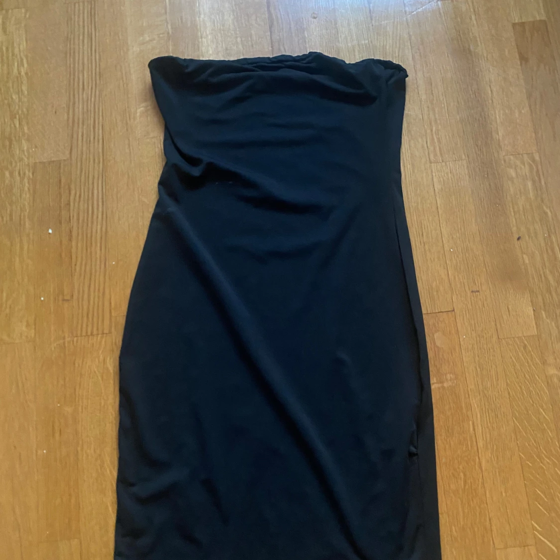 Svart axelbandslös klänning
