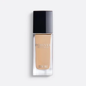 Forever Skin Glow Foundation från Dior - Upptäck Forever Skin Glow Foundation från Dior, en lyxig foundation som ger en strålande och jämn hudton. Den kommer i en elegant glasflaska med svart lock. Perfekt för en naturlig och hållbar finish. Använd bara en gång, helt ny produkt. Färgen passar inte mig. Färgen är i: 4N
