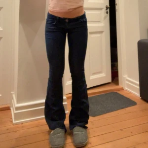 Lågmidjade bootcut jeans - Säljer dessa mörk blå jeans som är utsydda till bootcut. De är väldigt lågmidjade. Midjemått 36 cm tvärs över midjan, grenhöjd 16 cm och innerbenslängd 80 cm. Kontakta mig gärna privat vid frågor eller liknande💓