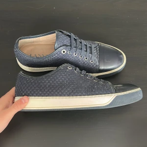 Lanvin cap toe - Säljer ett par lanvins i klassisk modell med ett rutat mönster som gör att dem ändå sticker ut lite. Överlag bra skick men lite färgsläpp på vissa av rutorna. 