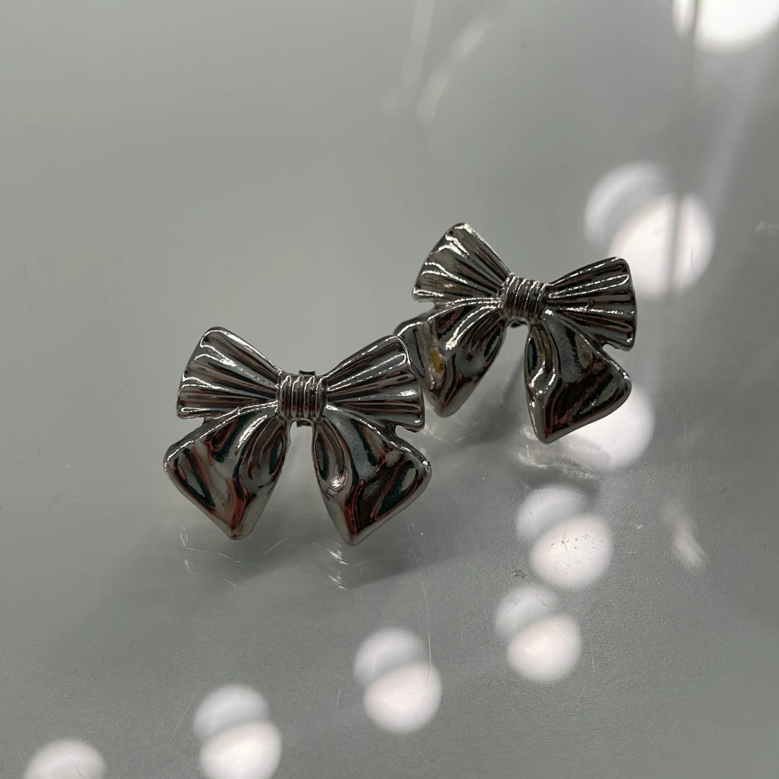 Silverfärgade rosettörhängen