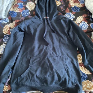 Mörkblå Hoodie - Mörk Hoodie, storlek L men funkar även för mindre storlekar