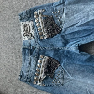 Blå jeans med paljettdetaljer - SUPERSNYGGA blåa jeans från BigRope med fina detaljer på bakfickorna, köpte för 600😍Säljer då de tyvärr inte passar mig💕Priset går att diskutera, skriv för frågor, EJ RETURER🥰🤩